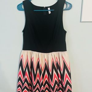 Sleeveless black and printed short dress